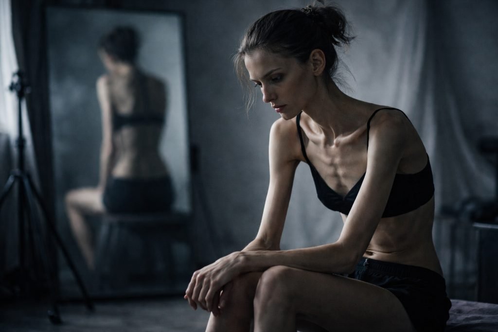 Modelo magra refletindo sobre a magreza das modelos e saúde e os impactos dos padrões estéticos na sociedade