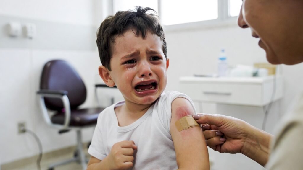 Criança recebendo vacinas na atualidade