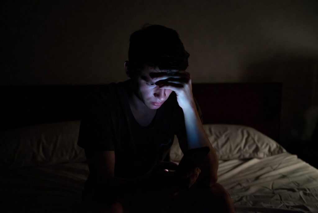 Pessoa isolada emocionalmente por causa do vício em aposta