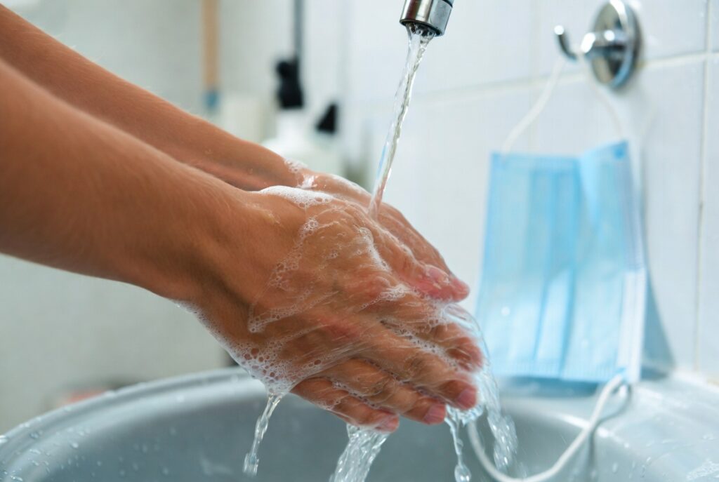 Diferença entre vírus e bactérias: 10 explicações simples para entender de vez 26 Imagem sobre prevenção contra vírus e bactérias com foco em higiene e proteção