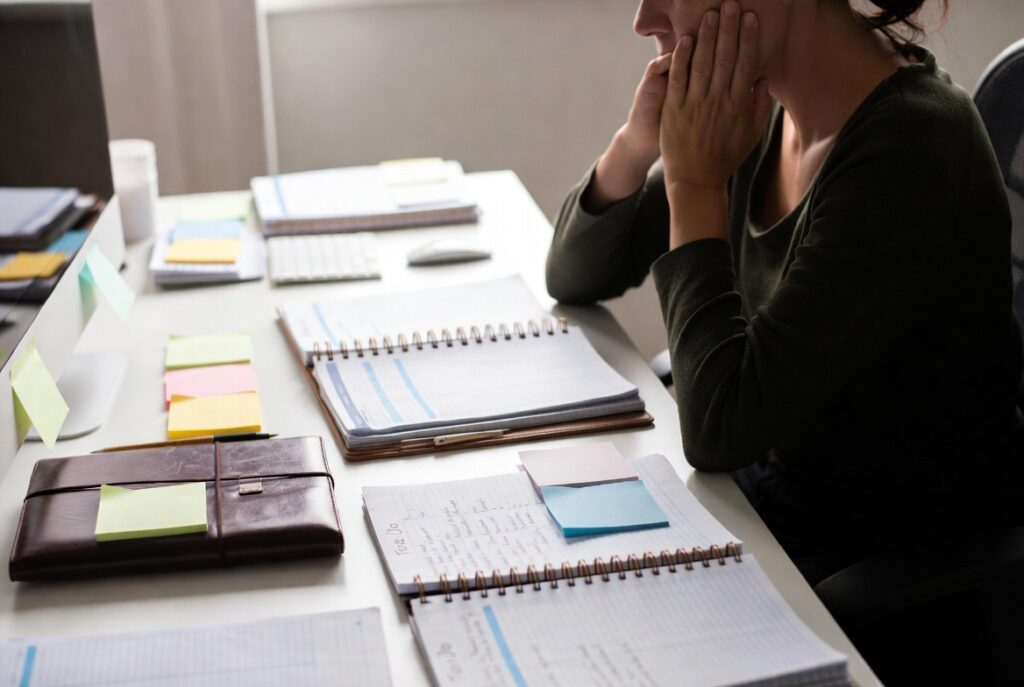 Pessoa organizada por fora, mas emocionalmente travada diante das tarefas